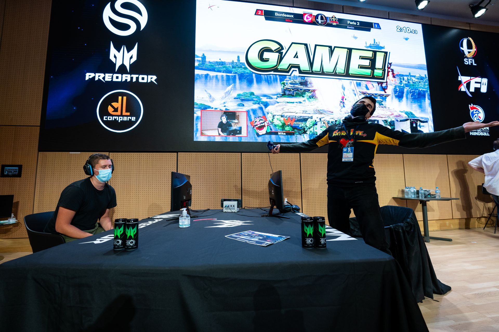 amiin qui dance sur mika sur la scène wanted