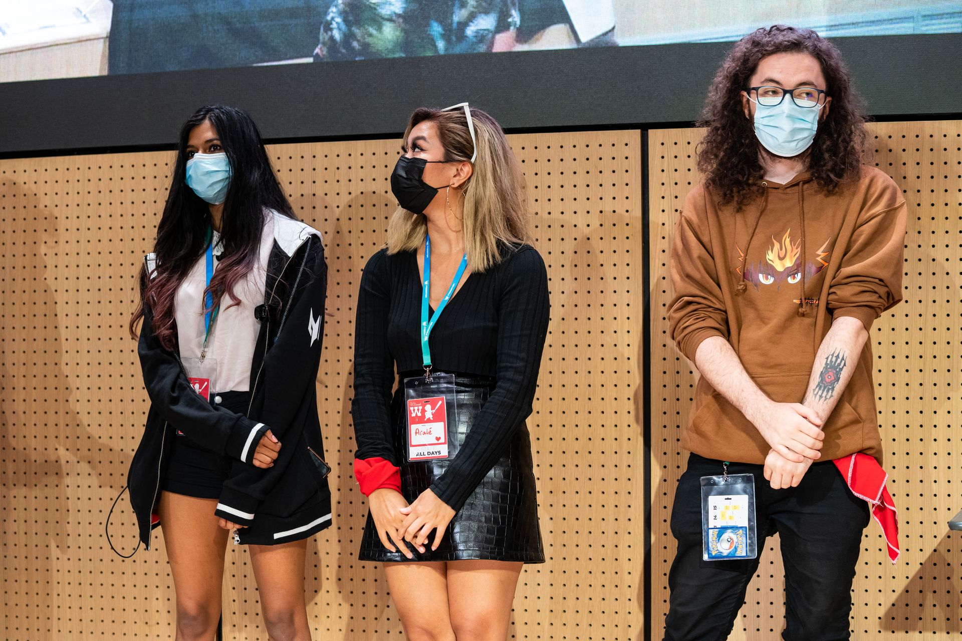 deux jeunes fille et une jeune garçon présent sur la scène