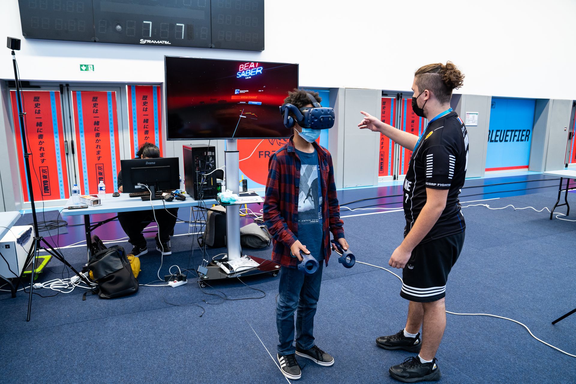 un jeune joueur qui essaye un casque VR sur beat saber