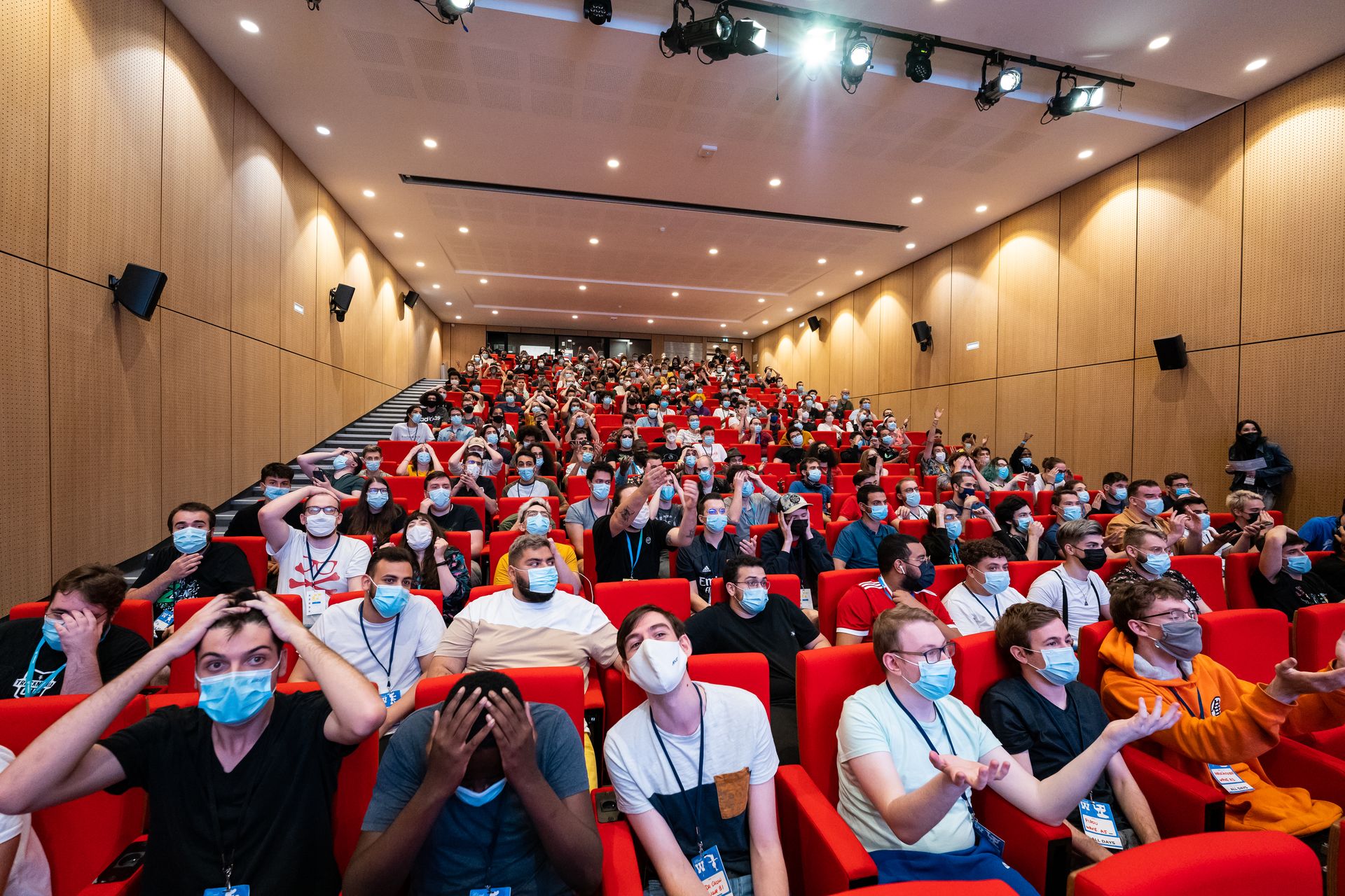 un public dans un auditorium de la maison du handball pendant un wanted
