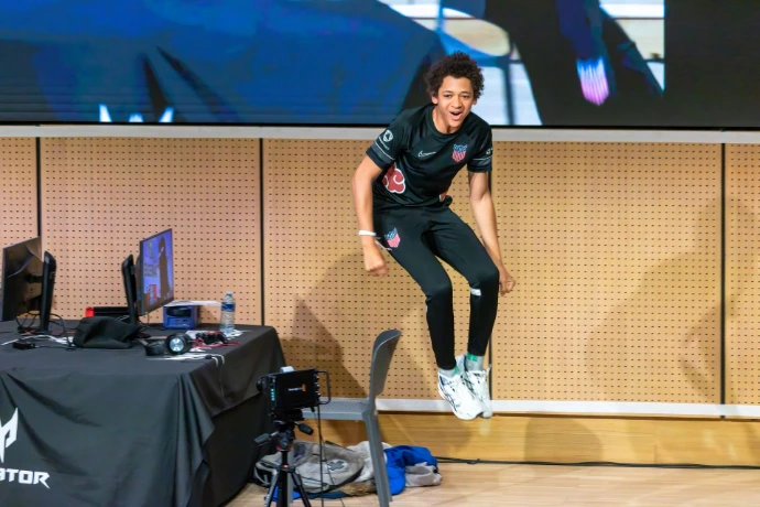 Un jeune joueur qui saute après une victoire dans un tournoi smash bros