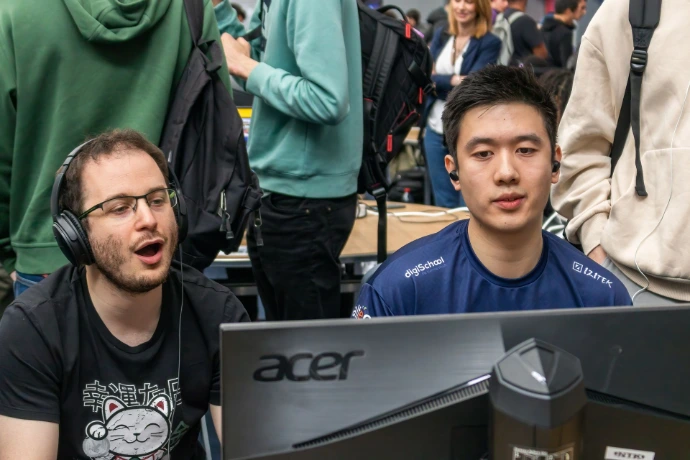 Le streamer enki qui joue contre un autre joueur sur super smash bros