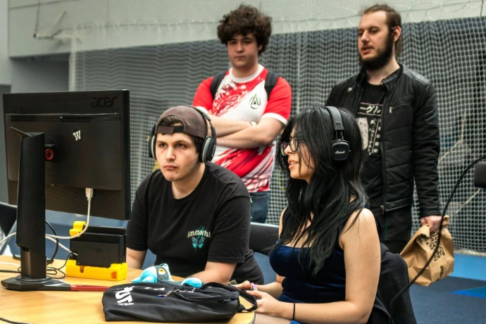 Une photos d'une fille et 3 garçons sur un jeu nintendo switch