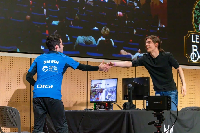 un top player de smash bros (sisqui) contre un autre top player des pays bas qui se serre la main