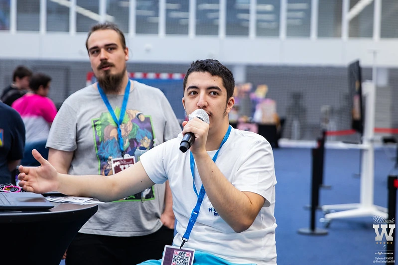 ragyan qui parle dans un micro