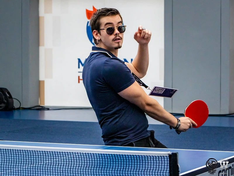 un joueur de smash qui fait du tennis de table au wanted