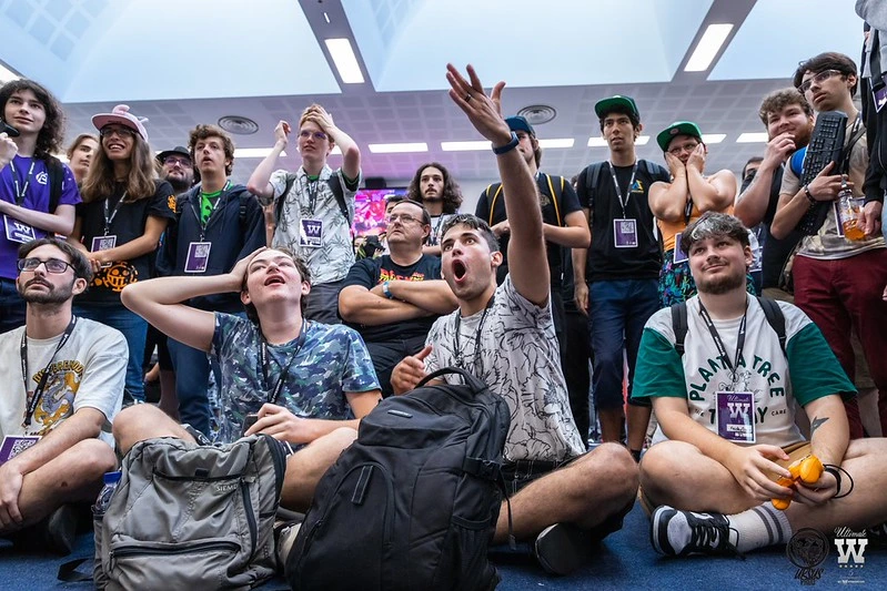 des joueurs qui encouragent leurs amis