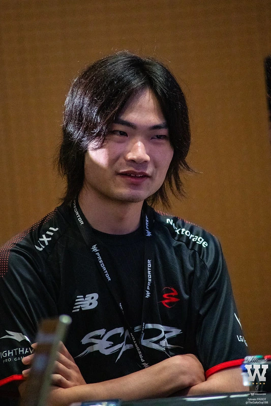 le joueur professionnel asimo qui regarde son adversaire