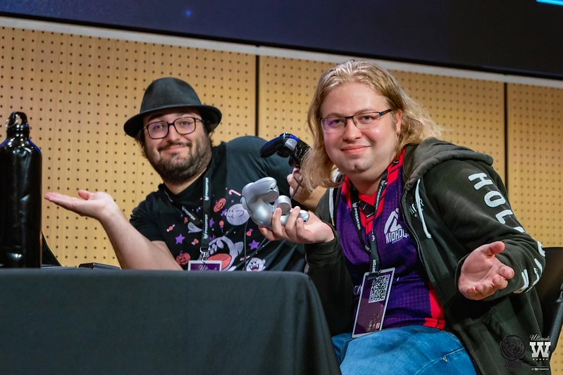 deux joueurs qui imitent khaby Lame