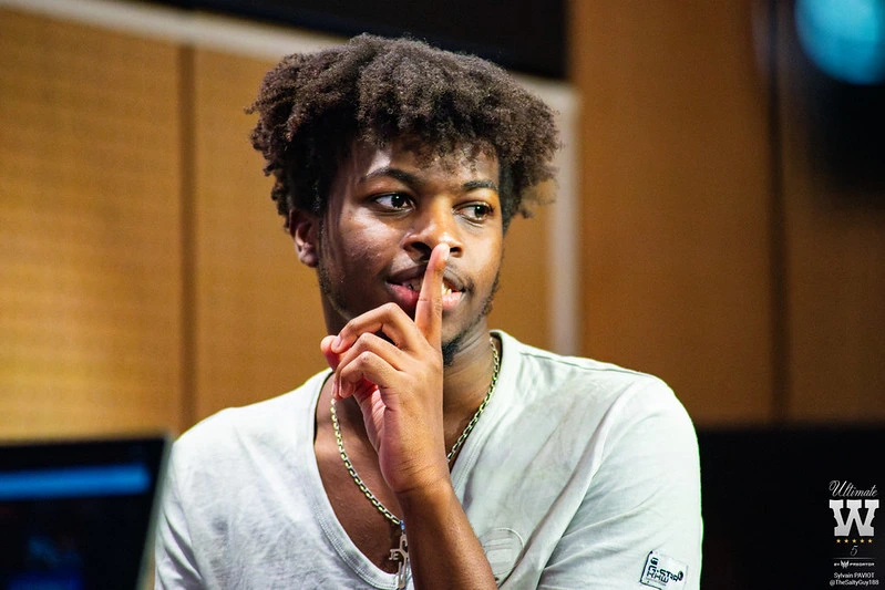 nitox qui met son doigt pour faire signe de silence