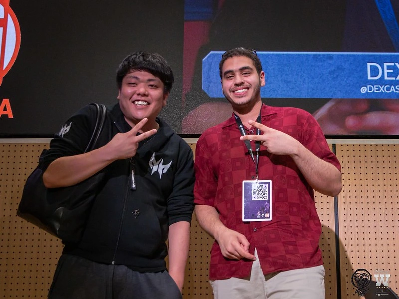 raarchyor et kameme qui prennent une photo ensemble