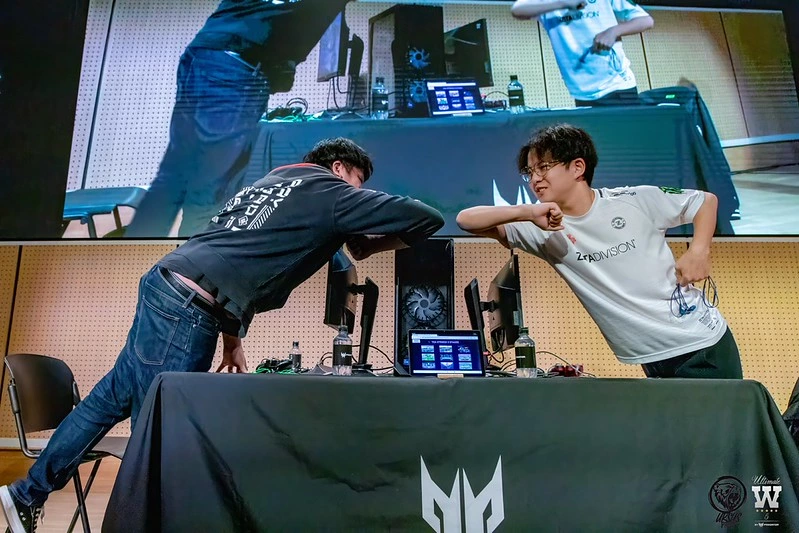 tea et kameme qui s'affronte sur la scène du wanted