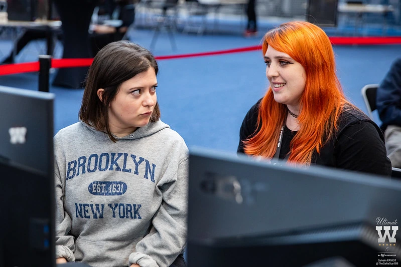 Deux filles entrain de jouer à smash bros