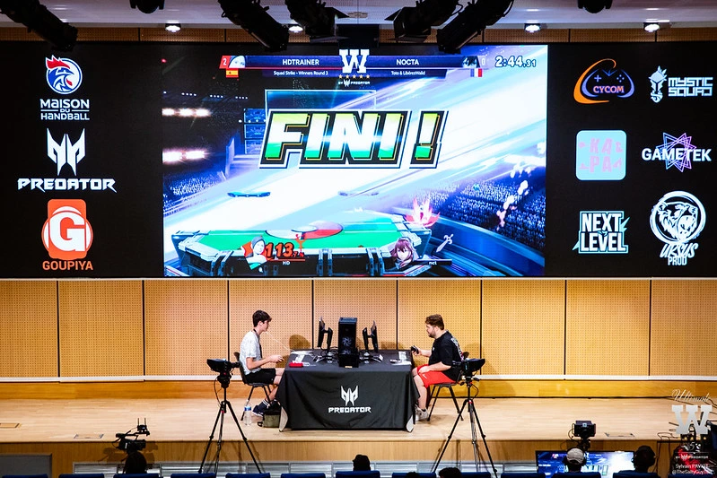 deux joueurs sur la scène du wanted avec un public en délire