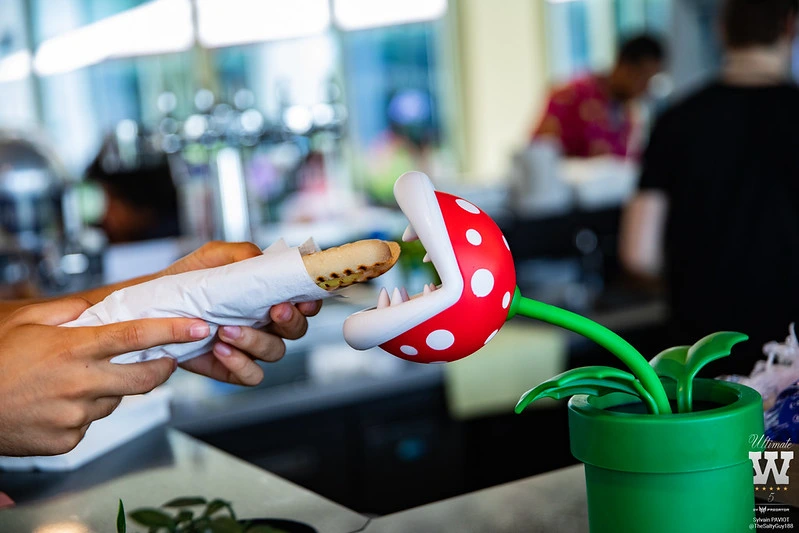 une plante piranah qui mange un panini de champi