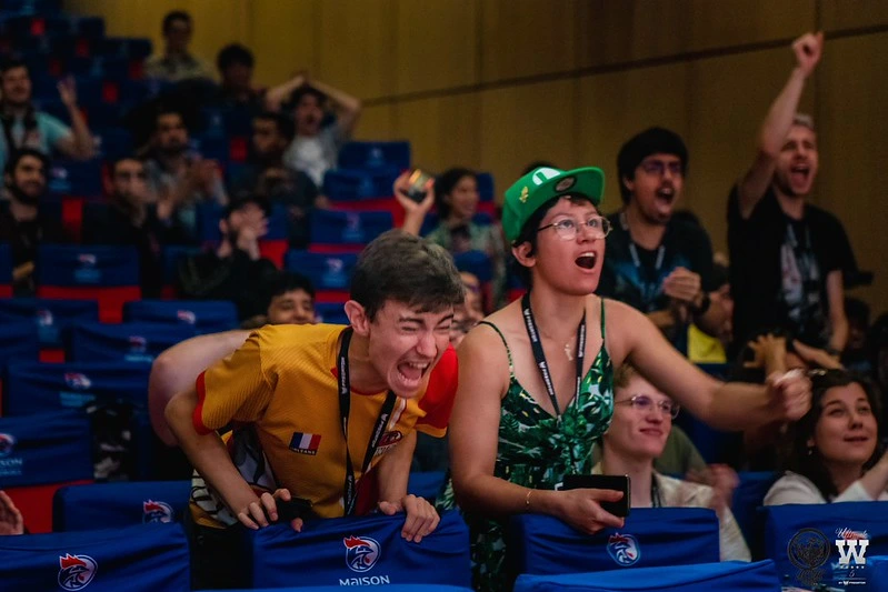 Deux personnes qui soutiennent de tout leurs coeur rehann