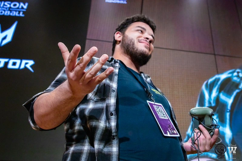 maldo qui prend une pose de victoire