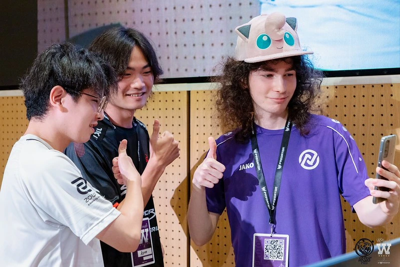 tea asimo et grand radiateur qui prennent un selfie ensemble