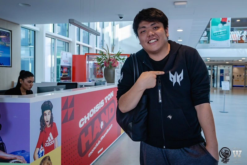 kameme qui montre du doigt le sponsor predator sur son hoddie préféré