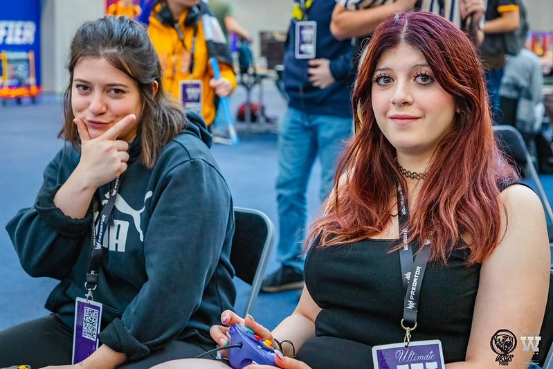 deux filles entrain de sourire au photographe