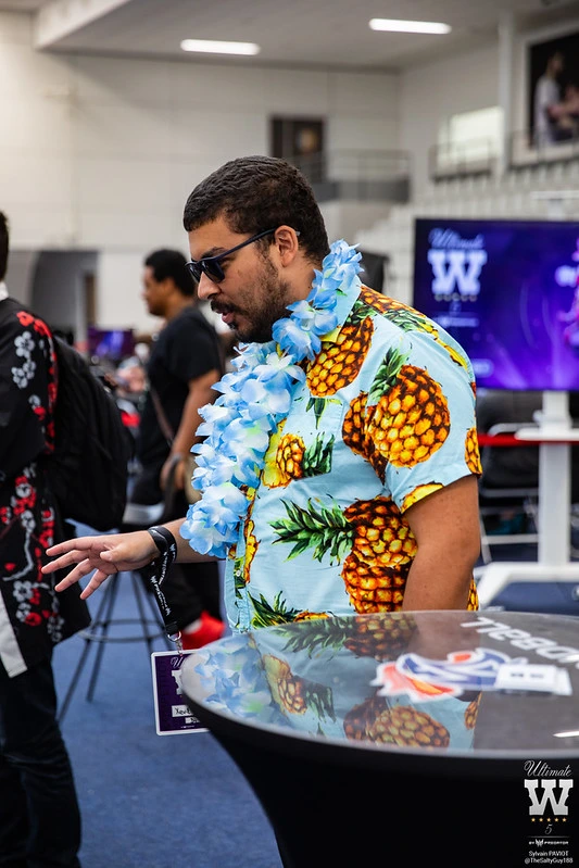 xevilhaxx qui est en chemise hawaienne avec un collier de fleur