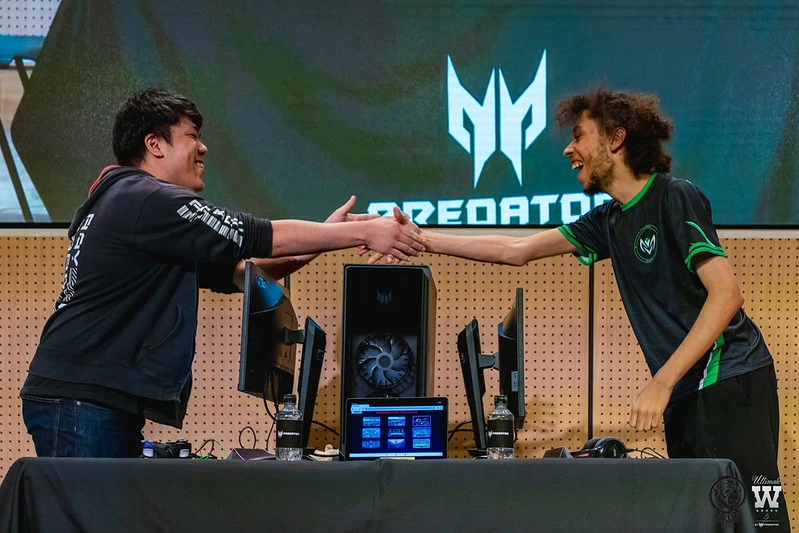 kameme qui sert la main a polinomis