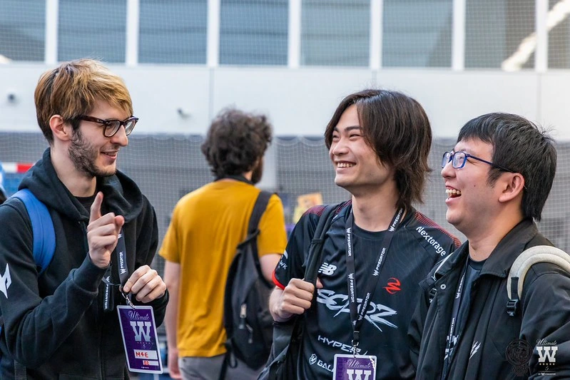 paseriman et asimo qui discute avec un joueur français à ultimate wanted