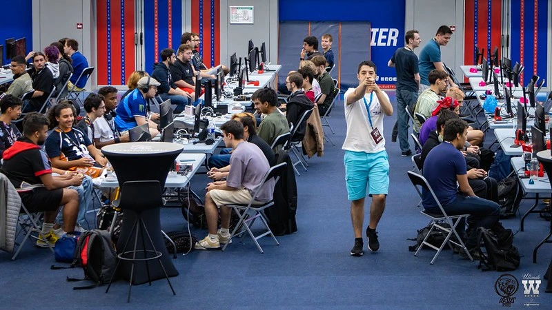 ragyan qui voit le photographe au mileu des joueur de smash en plein set