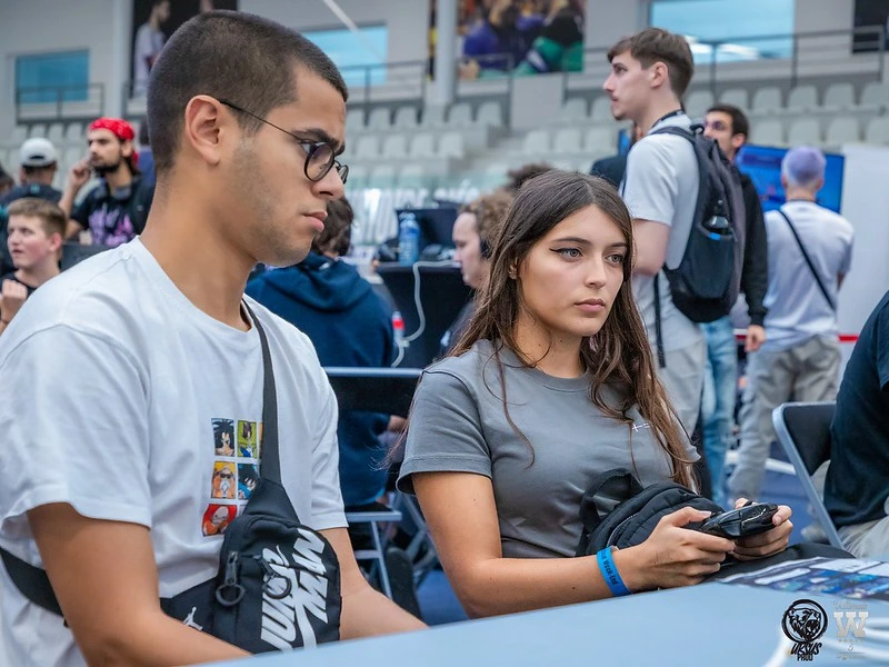 un garçon et une fille qui jouent ensemble à smash bros