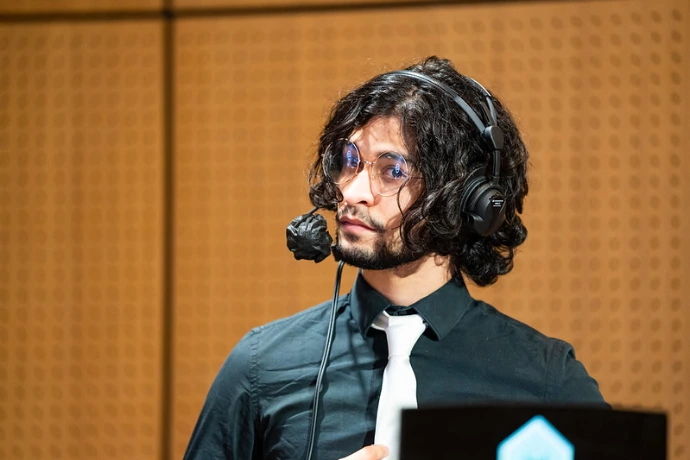 aurry qui regarde le photographe pendant qu'il caste