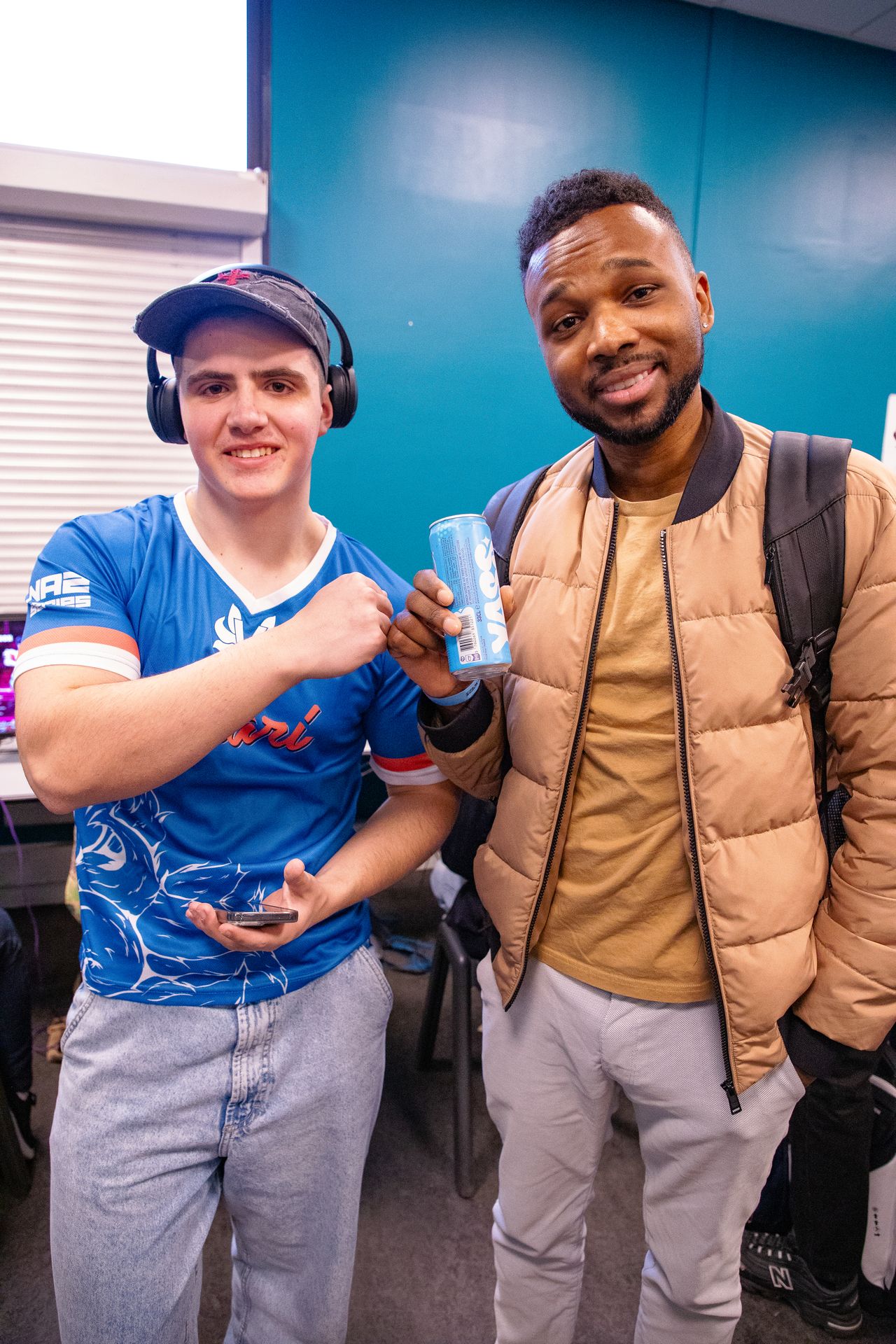 deux homme entrain de se check sur un tournoi street fighter 6