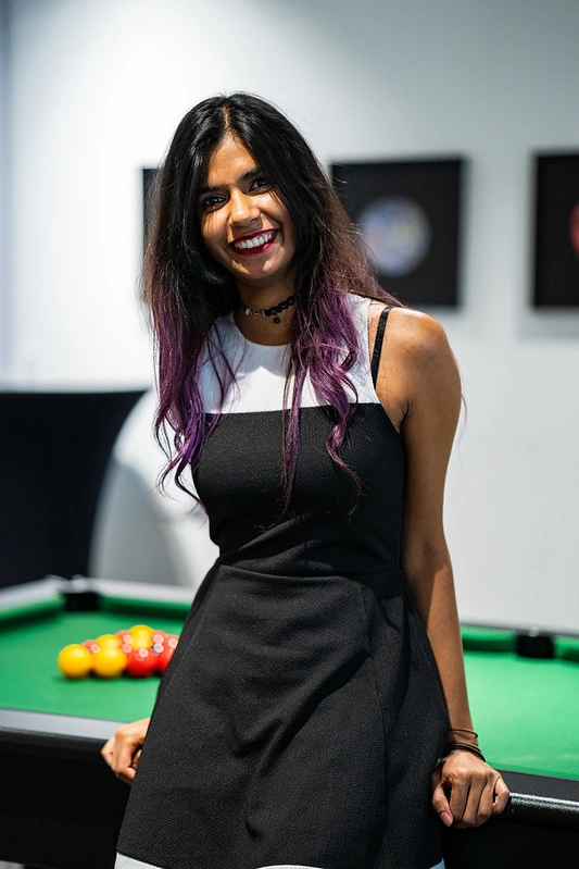 Yupi pika entrain de sourire au photographe assise sur une table de billard
